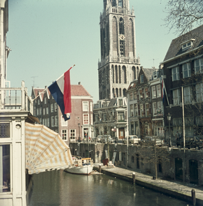 119393 Gezicht vanaf de Gaardbrug op de Oudegracht te Utrecht.